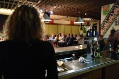 An der Bar bekommt ihr kaltes Bier, Softdrinks und hochqualitativen Wein und Sekt