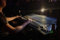 In der Tontechnik steht der Künstler komplett im Fokus