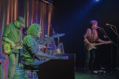 Ben begeistert an Piano und Akustikgitarre mit seiner rauen Stimme