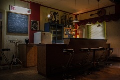 An der Theke wird zum gemeinsamen Anstoßen eingeladen